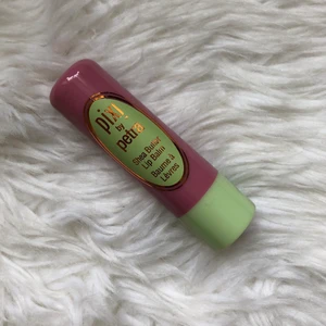 Shea butter lip balm - Shia butter balm med färg ifrån pixi, aldrig använd eller swotshad som ni kan se, färgen är så fin på läpparna har en lika dan och den är inte pigmenterad som ett läppstift utan ger bara lite fin färg<3