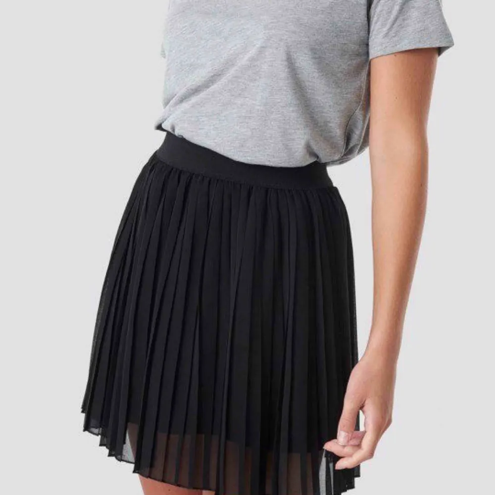 Jätte fin svart trendig kjol från Chelsea! Aldrig använd, endast testad, så gott som ny! Stretchig i midjan så kan anpassas beroende på behov.  Frakt tillkommer!🦋🌟 Köptes för:499kr . Kjolar.