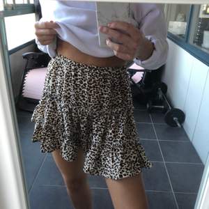 Leopardmönstrad kjol i storlek S. Aldrig använd, säljer på grund av dubbelköp! Har en själv och jag själv älskar den✨ Fin, bekväm och funkar till allt! Köparen står för frakten🌼