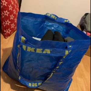 Klädpaket!! - Ett stort klädpaket med lite olika kläder i, allt är använt i fint skick! Köparen står för frakten. 