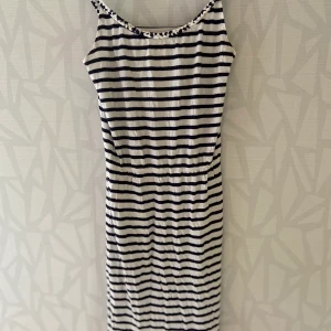 Randig klänning  - Randig klänning