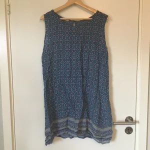 Mönstrad klänning - Mönstrad klänning i tunt material. Inköpt på marknad i Frankrike så lapp med storlek saknas. Troligtvis stl S eller M. Frakt betalas av köparen.