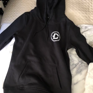 Dirtcült hoodie stl. M - Helt ny dirtcült hoodie, fick hem den i ett samarbete med dirtcült och sen dess har den enbart legat i garderoben. Den är i stl M men passar även S. Säljer den för 200kr. Frakt tillkommer 💓