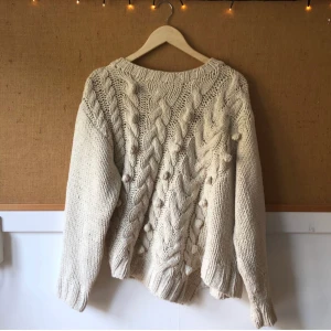 Tjockstickad tröja - Tjockstickad mjuk tröja med jättefina detaljer från märket Carin Wester. Använd fåtal gånger. Nypris 600kr Åhléns 🧡 (köparen står för frakt)