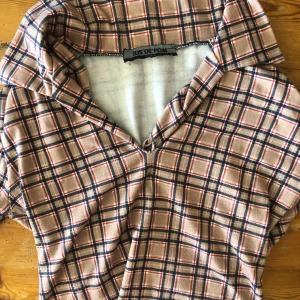 ball unik tröja - asså hallå? hur snygg. skulle verkligen aldrig sälja om den (tyvärr) inte va för liten för mig. från jus de pomme från paris! hugz