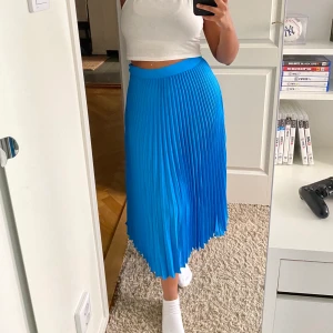 Weekday kjol - Så fin kjol från Weekday som är oanvänd! Storlek 38, jag är 160 men passar folk som är längre också 