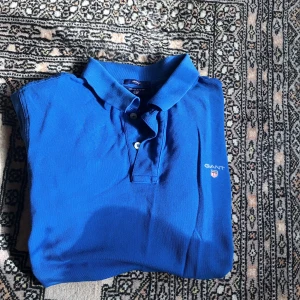 Blå Gant piké storlek S - 1 år gammal, bra skick