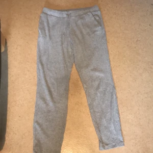 ribbade byxor  - Ribbade byxor från H&m säljs pågrund av att dennär för stor för mig. Använts bara några gånger  frakt ingår ej med i priset