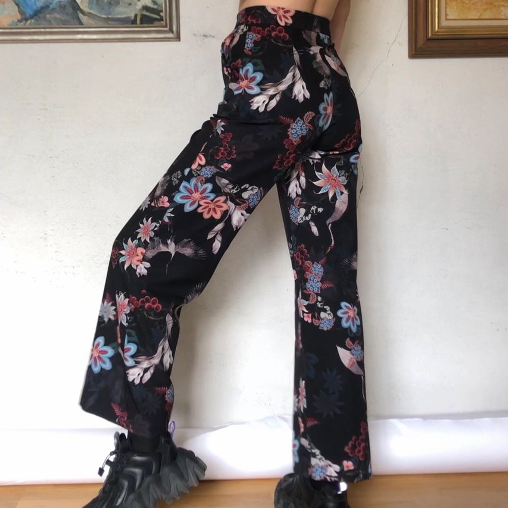 Så mjuka och fina byxor från hm, köpta secondhand men känns nästintill helt oanvända! Med härligt mönster av blommor och tranor 💜🖤 skriv vid frågor ✨. Jeans & Byxor.