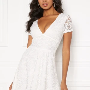 Bubbleroom Lexi Lace Dress - Fin vit klänning perfekt till studenten! Säljer eftersom jag hittat en ny klänning. Storlek 38, helt oanvänd enbart testad. Frakten ligger på 66kr, kan skickas direkt! Original pris är 500kr finns inte längre att köpa