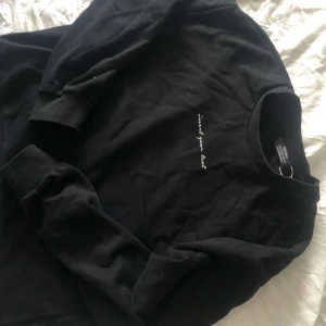Sweater från bershka - Svart sweater med skrivstils text på framsidan från bershka, väldigt bra skick!