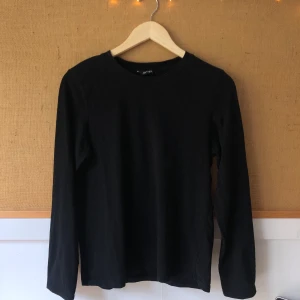 Basic tröja - En stilren, mjuk svart långärmad från Monki. Väl använd men i bra skick! Säljs för att jag nuförtiden behöver en större storlek 🧡