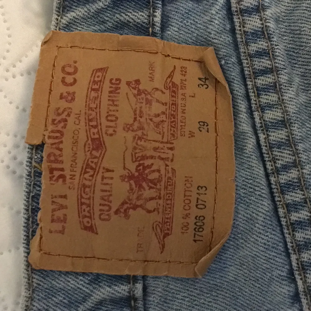 As snygga jeansshorts från levis. Köpta secondhand men tyvärr aldrig använda eftersom dem var för små. Bara att fråga om du undrar något💛💛. Shorts.