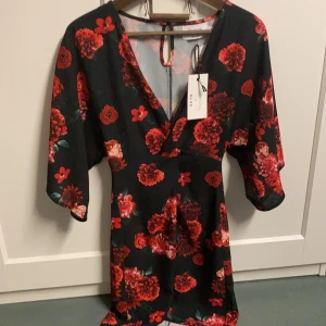 Blommig klänning  - Köpte för 299kr . Stl 32 