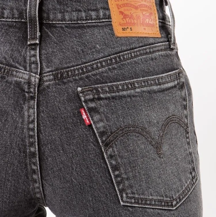 Levis 501 jeans i fint skick. Köpte dom för nya för 1100kr. Köparen står för frakten🌸. Jeans & Byxor.