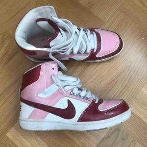 Nike sneakers  - As balla sneakers från Nike som liknar jordans, storlek 39 men lite små på mig som vanligtvis har 39-40. 