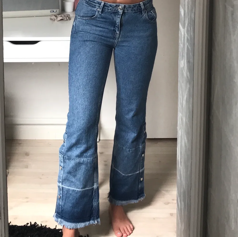 Coola jeans från mango. Storlek 34 med coola knappar nertill. Jag är en 168cm.. Jeans & Byxor.
