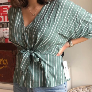 Gina Tricot Blus  - Blus ifrån Gina Tricot. Helt oanvänd i storlek XS men passar även S.