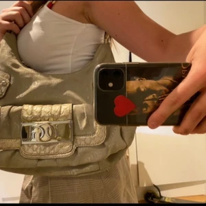 𝔾𝕦𝕖𝕤𝕤 𝕧𝕚𝕟𝕥𝕒𝕘𝕖 𝕒𝕩𝕖𝕝𝕧𝕒̈𝕤𝕜𝕒 - Trendig Guess Baguetteväska från 90-talet, bra skick Orginalpris-  1500kr