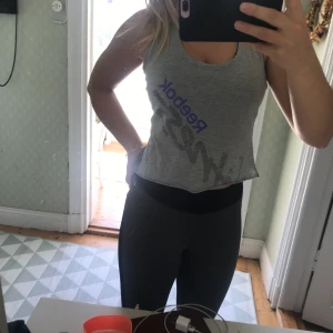 Reebok topp  - Grå tränings topp från Reebok. Frakt ingår! 🤸🏾