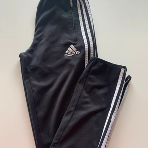 Adidas pants  - Adidas pants Storlek 164. Finns i Vällingby. Kan skickas, köparen betalar porto.