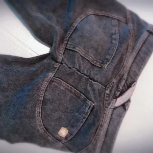 Scrunch butt jeans - Som freddys fast mindre stretch.Helt nya bara jag som var för tjock;( storlek xxs/xs