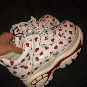 Buffalo sneakers - HELT NYA Buffalo sneakers i gulligt hjärt-mönster. Originalpris ca 2000kr. Säljer då jag köpte men aldrig använt då det inte riktigt är min stil❣️ (lånad bild)