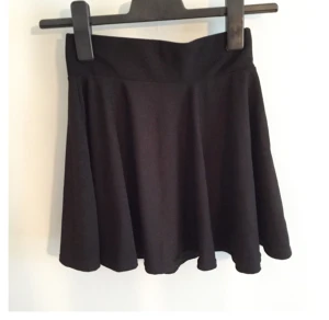  - Säljer denna kjol pga att jag har en exakt likadan  samma färg. Passar både XS och S. 