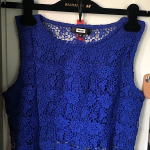 Blå Crop Top - En somrig crop top virkad i mörkblått, genomskinlig  baktill. Elegant till högmidjade vida byxor! 💙