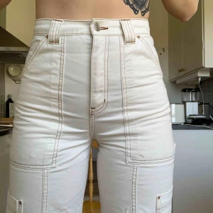  - Byxor från Weekday i modellen Grow. Använda ett fåtal gånger så fint skick! Kan mötas i Malmö/Växjö annars tillkommer frakt!🌸