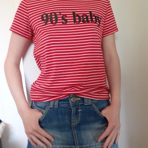 90's baby T-shirt - Snygg t-shirt med härlig passform och härligt tryck♡Bara legat hemma i garderoben utan att få komma till användning, så i nyskick! Frakt: 42:- med postens S-emballage💎