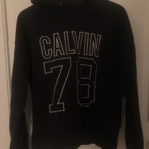Calvin Klein hoodie - Säljer min hoodie från Calvin Klein. En liten slitning vid halsen men inget man tänker på.