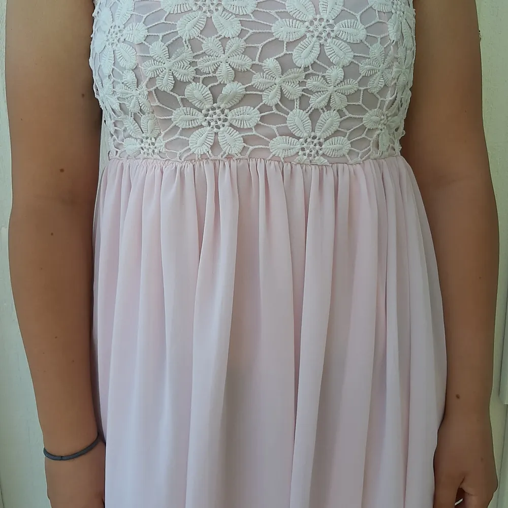 Säljer denna fina rosa och vita spets klänning. Vet inte vart den kommer ifrån. Frakt tillkommer 🥰❤. Klänningar.