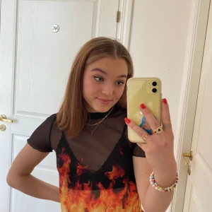 Meshtröja - Svincool meshtopp med flammor som är perfekt nu till sommaren!! 🔥🤩🤟🏼 den är i S men skulle även säga att den passar en XS. Du står för frakten.