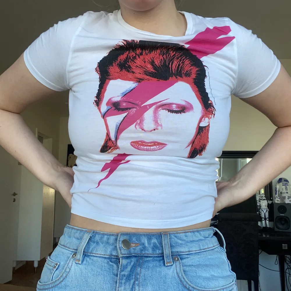 En secondhand fyndad babytee med David Bowie på🥰 Frakt 36kr!. T-shirts.