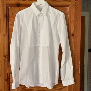 Skjorta - Vit skjorta från Bläck. Bra skick. Frakt tillkommer