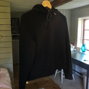 Svart hoodie - En snygg basic svart hoodie💗 jätteskön och går att matcha till allt. Storlek är M men skulle säga att den passar S/XS 💗 frakt på 66 kr tillkommer💗