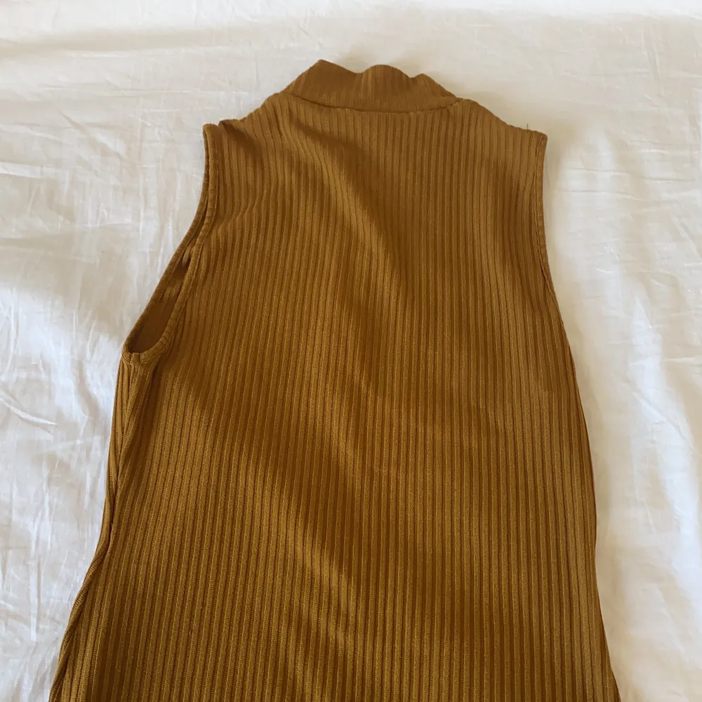 En orangebrun tröja från zara med blixtlås på framsidan. Nästan aldrig använd, exlusive frakt. Toppar.