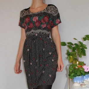 Beyond Retro Klänning - Vacker och speciell vintageklänning, köpt på Beyond Retro. Vid modell som dras åt med band i midjan så den kan passa många olika storlekar! 🌹🌿 Följsamt, svalt och behagligt tyg utan stretch, känns som bomull eller viskos. Frakt tillkommer, 22 kr 