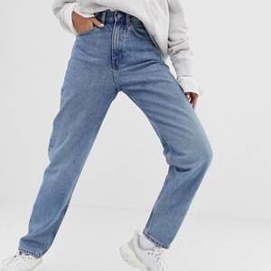 Jeans från weekday i modellen Lash, waist 27 och längd 30 (skulle säga ca. S - M) Snygga och bra passform, och bra skick! 120 kr + frakt på ca 65kr (priset går att förhandla vid snabb affär!!)🥰