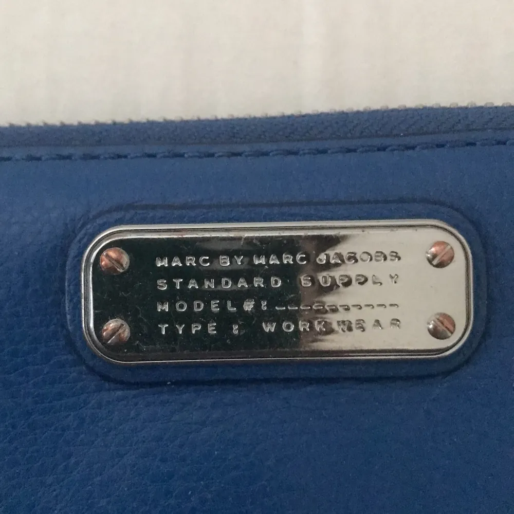 Jättefin och unik plånbok från Marc Jacobs. Den är använd och därför finns vissa märken som även syns på bilderna men är annars i bra skick! Frakt är inkluderat!. Väskor.