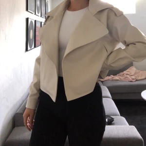 Croppad fake leather jacka - jättefin ny jacka från missguided, aldrig använd prislapp sitter kvar. Frakt tillkommer