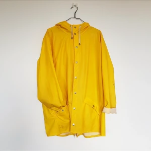Gul regnjacka - Gul regnjacka med skärmluva i strl M. Köpt för några år sen och hängt med på både festivaler och andra äventyr. Köpt 2016 för 600 kr på Urban Outfitters och säljer den för 300 kr. Kan mötas upp i Stockholm eller skicka men köparen betalar frakt!🌻