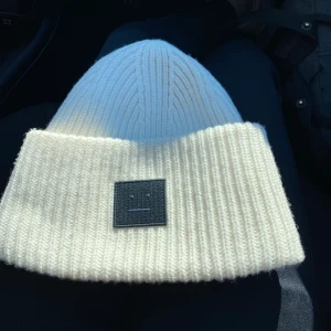 Acne Studios mössa - Säljer min Acne Studios mössa som jag köpte i februari, den är inte mycket använd och är i jätte fint skick! Nypris 1100kr, säljes för 500kr eller om fler är intresserad så är de bud