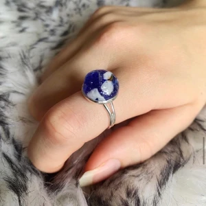 EarthlingsSilver UF 20 - Ring nr 20. Ringstommen är justerbar och gjord av silver. 1/5 av ringens kostnad går till WWF. Du betalar ringens kostnad+frakt. 