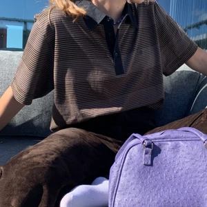 Brun tröja strl XL - Säljer denna coola bruna tröjan då jag inte får användning för den längre 🦋💘 100 + 59kr möts annars gärna upp!