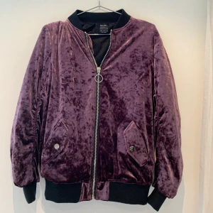 Jacka Bershka - Knappt använd, superskön jacka! Köpare står för frakt 🌸💓