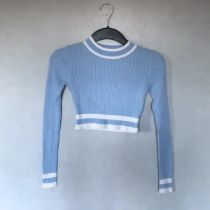 Ljus blå ribbad tröja - Ljus blå ribbad magtröja från hm XS