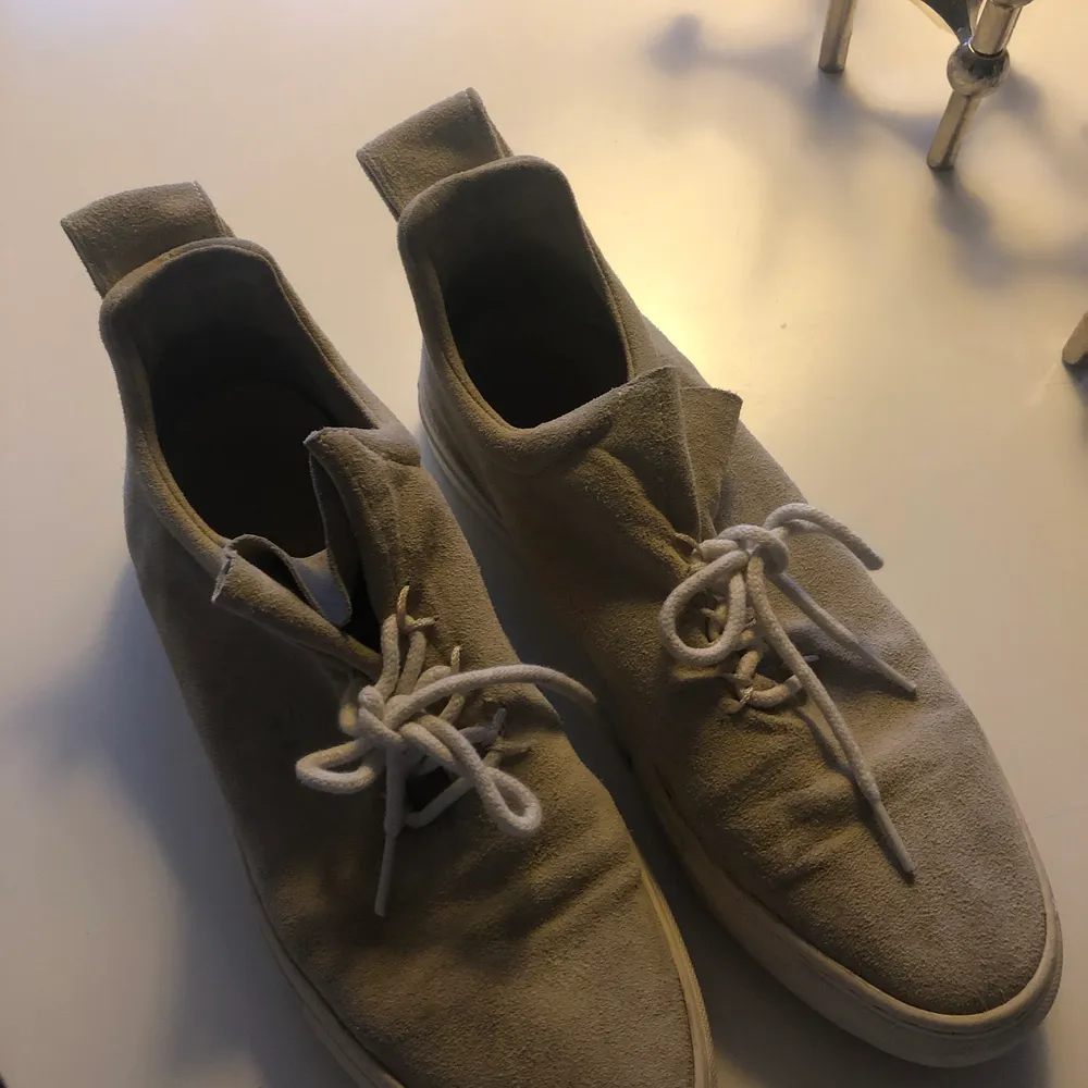 Snygga skor i beige färg med snörning från Filippa k, sula i gummi och läder inåt i skon. Nypris 1899kr. Skor.