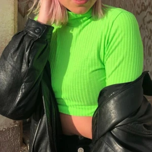 Grön polo body - Grön polo body i mjuk material